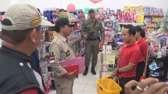 Lagi, Satpol PP Jembrana Tutup Toko Modern Tak Berizin