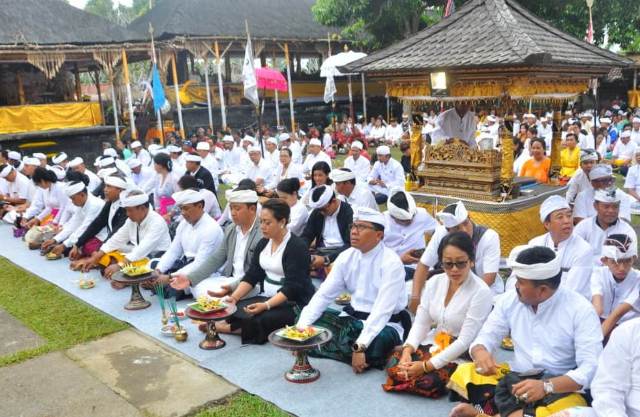 Bupati Eka Pimpin Bhakti Penganyar di Pura Mandara Giri Semeru Agung