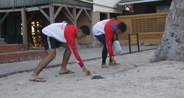 Kapolda Bali Ajak Personel Bersih-bersih Sampah Plastik di Pulau Menjangan