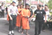 Saling Pandang Berujung Bentrok, Dua Kelompok Buruh Asal Sumba Dirantai Polisi