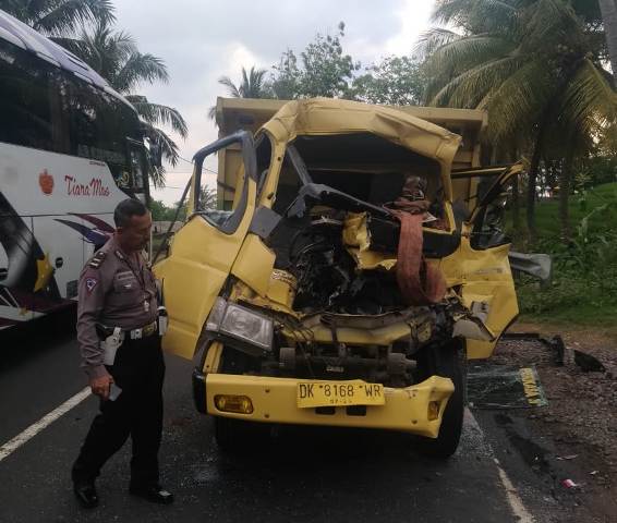 Tabrak Truk Mogok di Selabih, Kernet Truk Terjepit