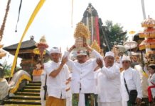 Prosesi Penyineban di Pura Mandara Giri Semeru Agung, Wagub Cok Ace Ajak Bangun Kesadaran Umat