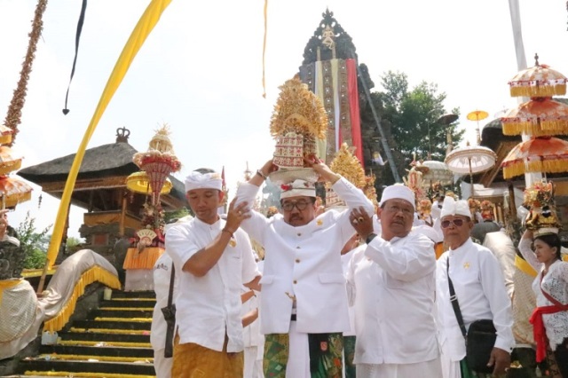 Prosesi Penyineban di Pura Mandara Giri Semeru Agung, Wagub Cok Ace Ajak Bangun Kesadaran Umat