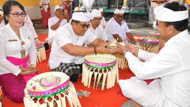 Wabup Sanjaya Hadiri Karya Ngenteg Linggih di Tajen