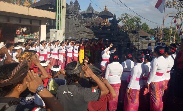 Berpakaian Adat, Warga Banjar Sakeh Gelar Upacara HUT RI