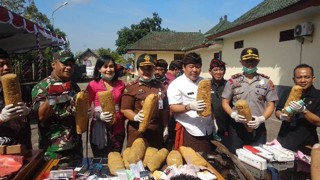 Kejari Jembrana Musnahkan Barang Bukti Narkoba, Senjata Tajam, Hingga Senjata Api