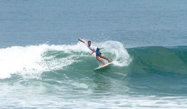 Ratusan Surfer Jajal Ombak di Pantai Medewi