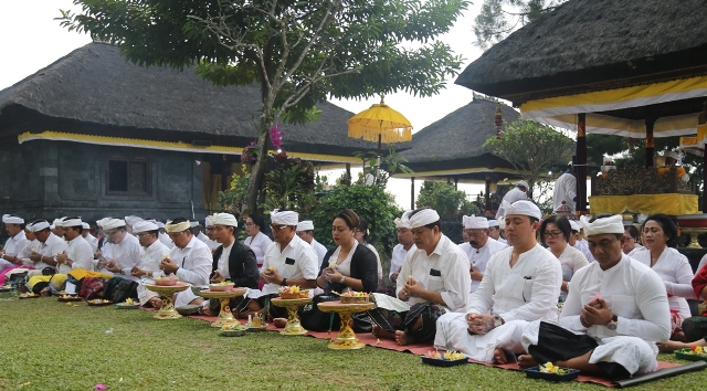 Bupati Eka Hadiri Serangkaian Pujawali Pura Parahyangan Agung Jagatkarta, Taman Sari, Gunung Salak