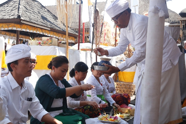 Bupati Eka Sembahyang Saat Pujawali di Pura Natar Sari, Apuan