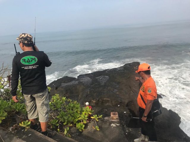 Pencarian Dua Pemancing Hilang di Pantai Tanah Lot Terkendala Gelombang Tinggi