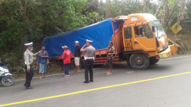 Tak Kuat Menanjak, Truk Muat Semen Masuk Got