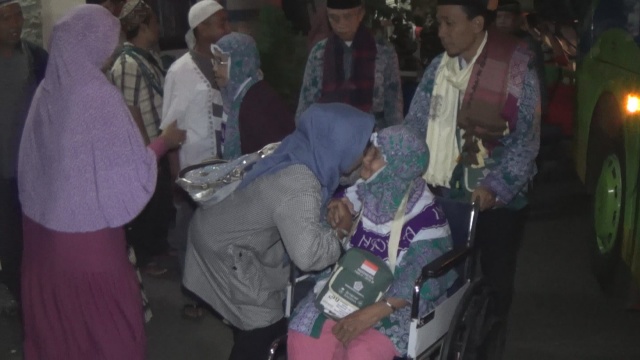 Kedatangan Jamaah Haji Kloter 84 asal Jembrana Disambut Haru Keluarga