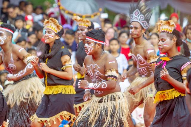 Tari Yospan, Meriahkan Pawai Budaya HUT Kota Negara