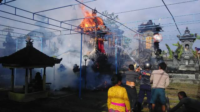 Bakar Sampah, Pura Puseh Banyubiru Terbakar