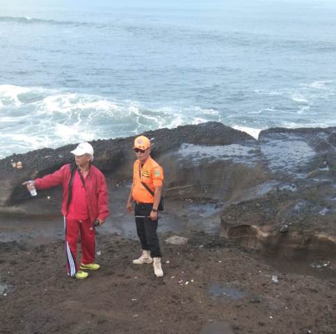 Dua Pemancing Hilang Terseret Ombak Pantai Tanah Lot