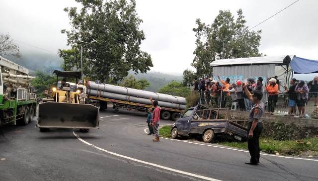 Tak Kuat Menanjak, Tronton Bermuatan Paku Bumi Melintang di Tanjakan Taman Tanda