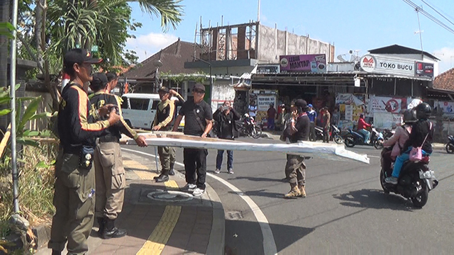 Satpol PP Jembrana Tertibkan Spanduk dan Baliho