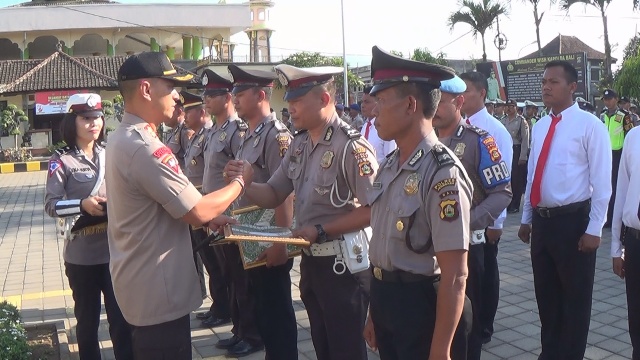 Gagalkan Upaya Penyelundupan 100 Kg Ganja Kering, 11 Anggota Polsek Gilimanuk Terima Penghargaan