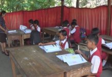 Gedung Sekolah Diperbaiki, Puluhan Siswa Belajar di Ruangan Darurat