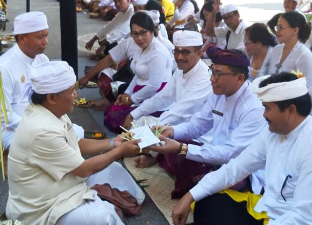 Pemkab Tabanan Ngaturang Bakti Penganyar di Pura Tuluk Biyu Batur