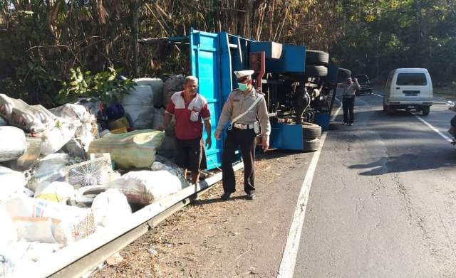 Akibat Rem Blong, Truk Pengangkut Rongsokan Terguling