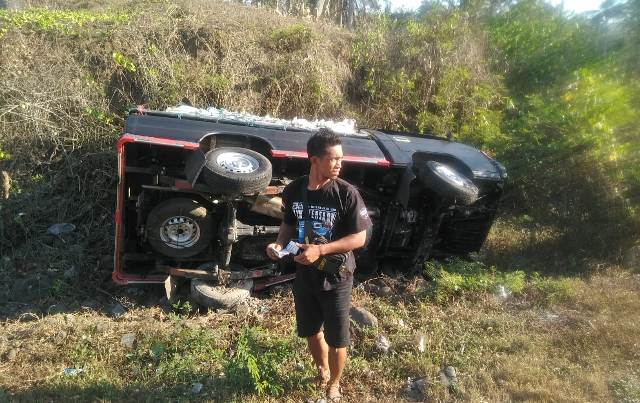 Hindari Tabrakan, Mobil Nyungsep di Selokan