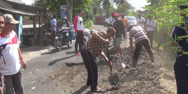 Bertahun-tahun Rusak, Wabup Kembang Ikut Gotong Royong Perbaiki Jalan di Lingkungan Dewasana