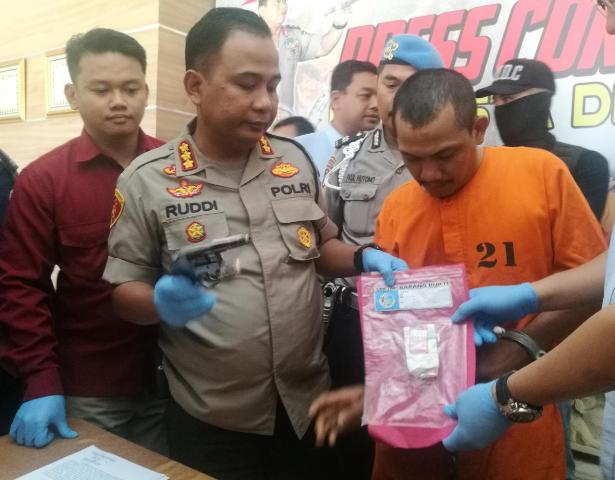 Tangkap Pengguna Narkoba, Tim Satresnarkoba Polresta Denpasar Temukan Senjata Api dan 5 Peluru Aktif