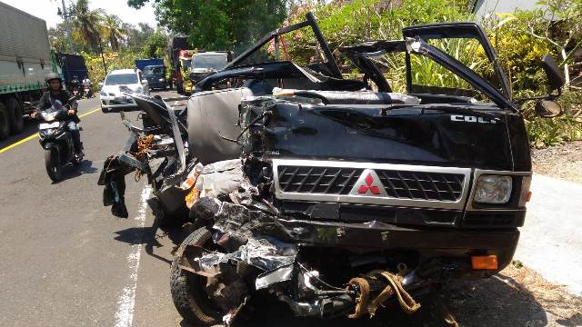 Melaju Dalam Kecepatan Tinggi, Pengemudi L300 Tabrak Truck di Melaya