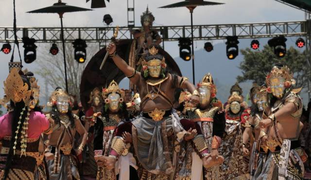 Pementasan Wayang Majapahit dan Topeng Gajah Mada Meriahkan Pembukaan Ulun Danu Beratan Art Festival