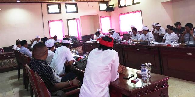 Puluhan Perbekel Tabanan Datangi Gedung Dewan Tuntut Kenaikan Gaji