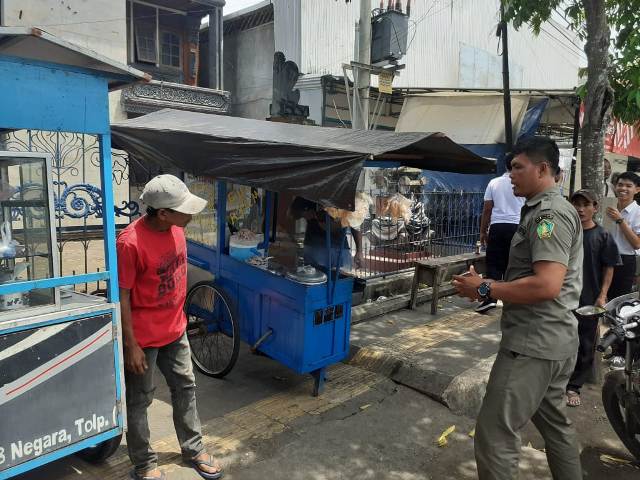 Satpol PP Tertibkan PKL Jualan di Trotoar