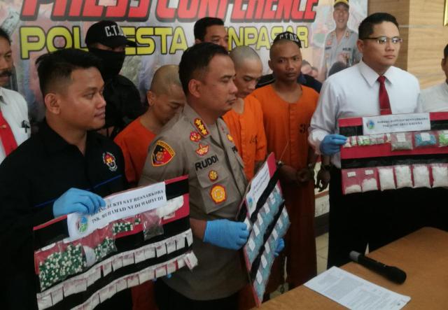 Polisi Bekuk Kurir Narkoba dan Amankan Ribuan Butir Pil Ekstasi