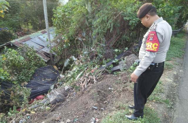 Jalan Licin, Truk Tergelincir Masuk ke Halaman Rumah