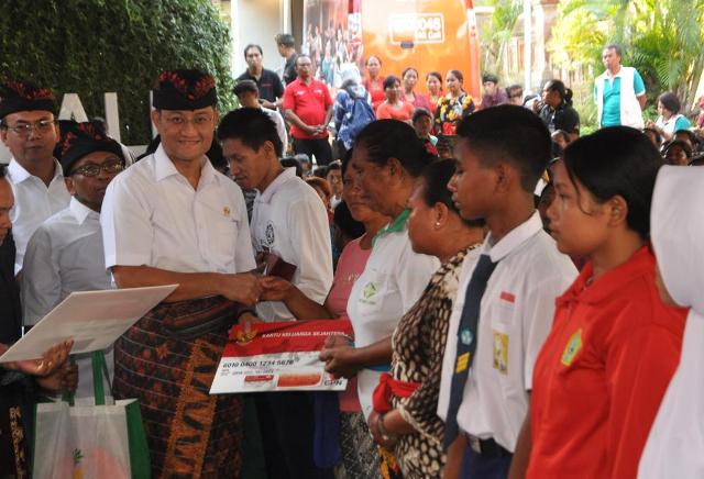 Mensos Juliari Batubara Salurkan Bansos PKH dan Bantuan Pangan Non Tunai di Tabanan