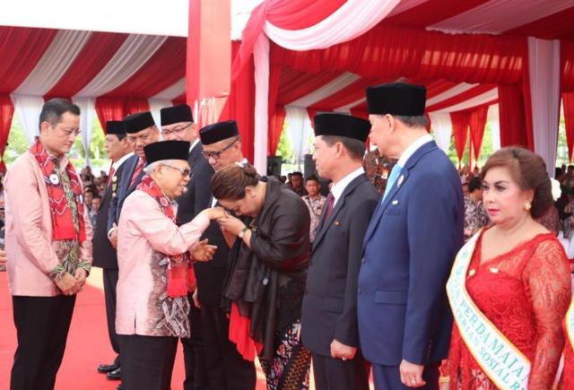 Bupati Eka Terima Satya Lencana Kebaktian Sosial 2019