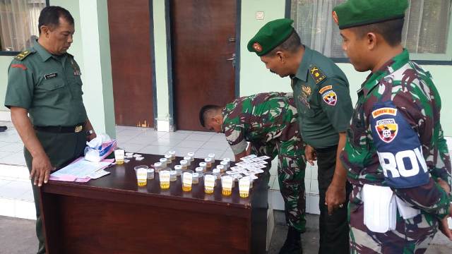 Cegah Penyalahgunaan Narkoba, Puluhan Personel Korem 163/Wira Satya Dites Urine