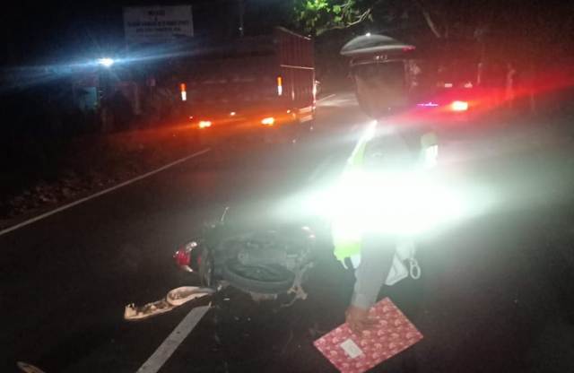 Ambil Haluan Terlalu ke Kanan, Pemotor Tewas Ditabrak Truk