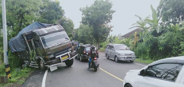 Tak Kuat Nanjak, Truk Mundur dan Terperosok ke Selokan