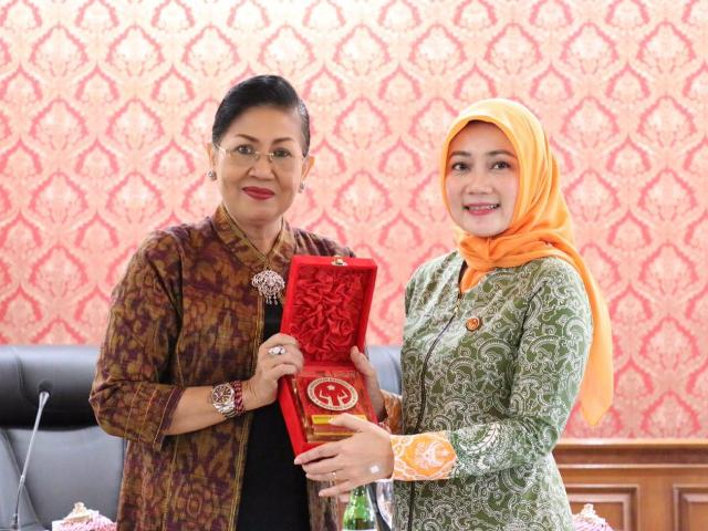 Terima Ketua Dekranasda Jawa Barat, Ny.Putri Koster Sampaikan Upaya Pelestarian Tenun Bali