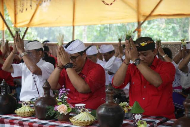 Wabup Sanjaya Hadiri Karya Ngenteg Linggih di Pura Dalem Gunung Salak