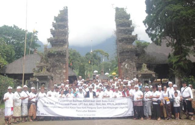 Bersama PLN Bali, Wabup Sanjaya Ngayah di Pura Luhur Batukau