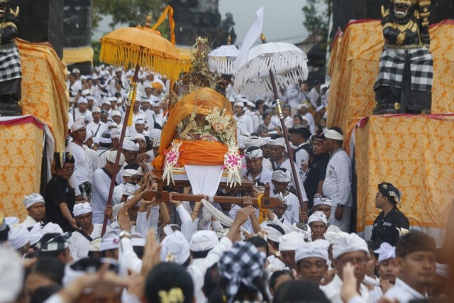 Diguyur Hujan Prosesi Melasti Karya Agung Pengurip Gumi Berjalan Lancar