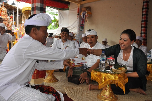 Bupati Eka Hadiri Karya Mamungkah, Melaspas dan Ngenteg Linggih Pura Ulun Desa Banjar Dangin Pangkung Tista