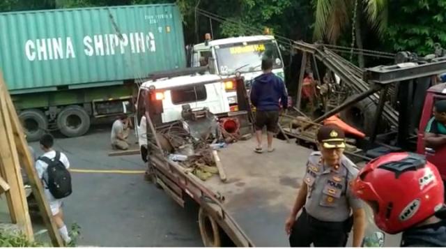 Kecelakaan Truk Muat Keramik 28 Ton Tak Kuat Nanjak, Mundur dan Terperosok ke Got