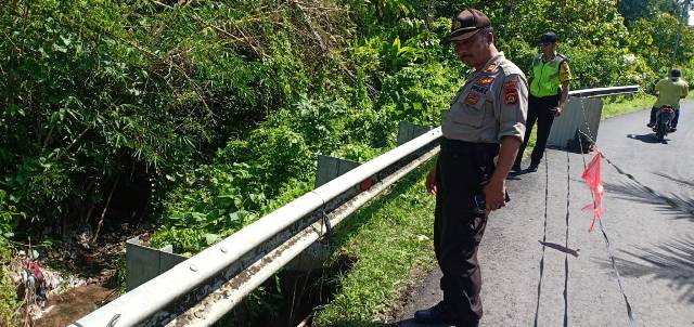 Hujan Deras, Senderan Jalan Desa Tua-Apuan Longsor