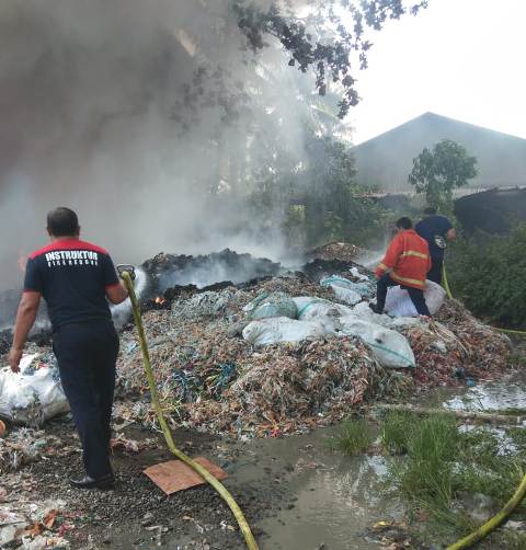 Gudang Belakang Pabrik Kertas di Banyubiru Ludes Terbakar