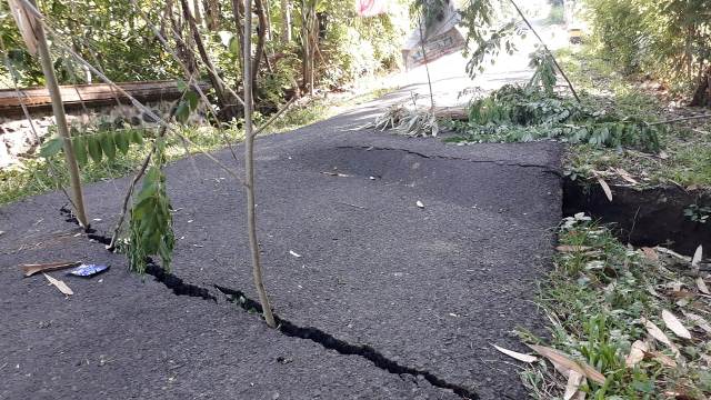 Tergerus Air, Jalan Penghubung Desa Ambles