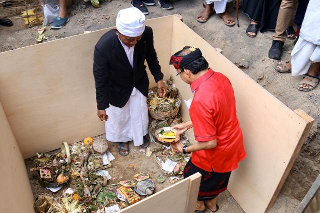 Gubernur Koster Letakkan Batu Pertama Pembangunan Kantor Majelis Desa Adat Provinsi Bali