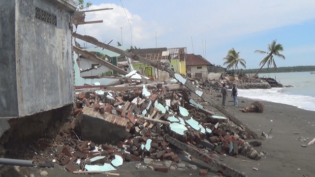 Gelombang Tinggi Rusak Belasan Rumah Warga Pebuahan Banyubiru